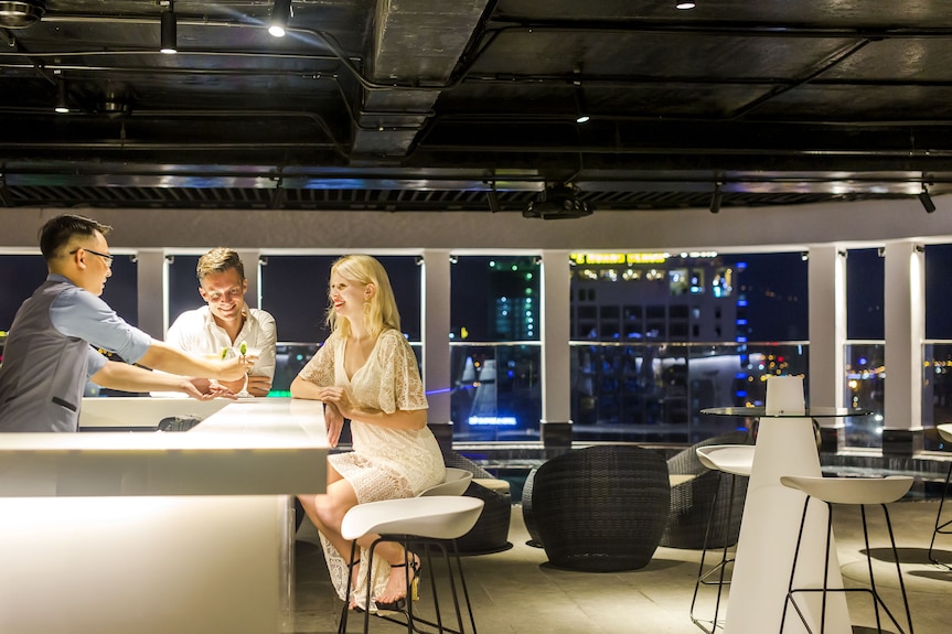Rooftop lounge là nơi lý tưởng để kết thúc một ngày khám phá Đà Nẵng trong không gian thoáng đãng và lãng mạn.