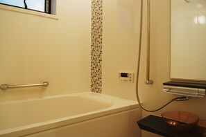 Deluxe Townhome, Multiple Beds | Bathroom | Deep soaking tub, rainfall showerhead, free toiletries, hair dryer - Nanba Ruomei (Osaka)