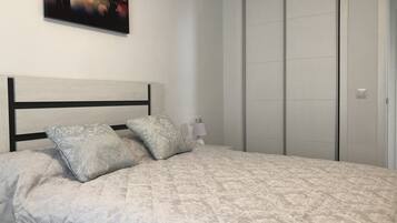 Tabla de planchar con plancha, wifi gratis y ropa de cama