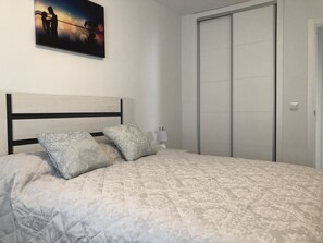 Een strijkplank/strijkijzer, gratis wifi, beddengoed