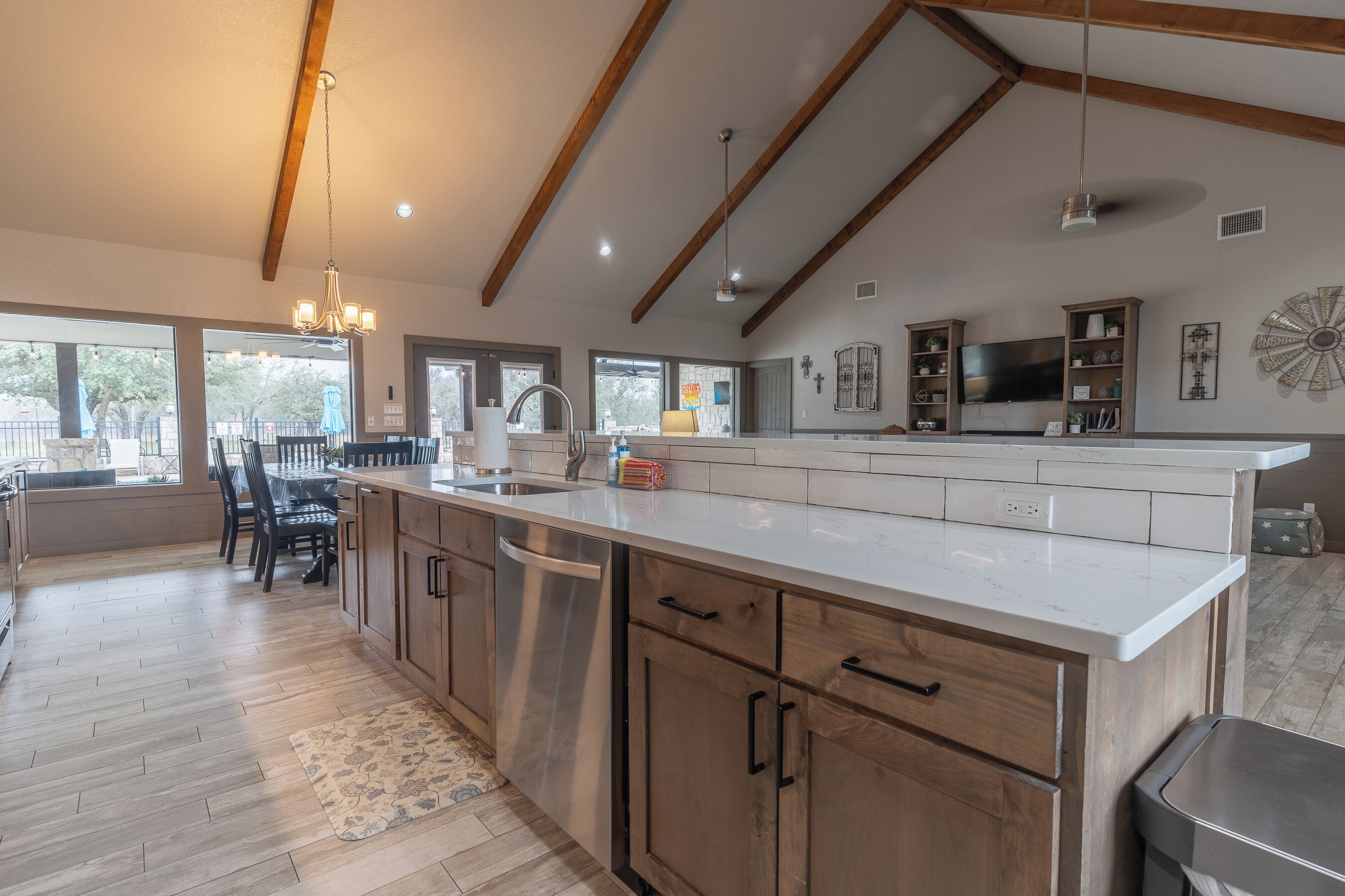 Grand réfrigérateur, micro-ondes, four, plaque de cuisson