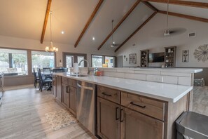 Stort kylskåp, mikrovågsugn, ugn och spishäll