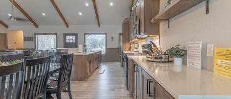 Geladeira grande, micro-ondas, fogão, cooktop