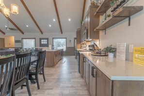 Full-size fridge, microwave, oven, stovetop