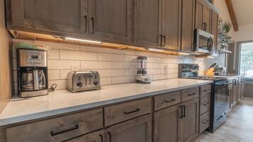 Full-size fridge, microwave, oven, stovetop