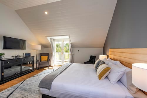 Courtyard King Room | 1 bedroom, premium bedding, pillowtop beds, minibar