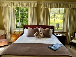 Luxury Suite | 1 bedroom, premium bedding, pillowtop beds, minibar