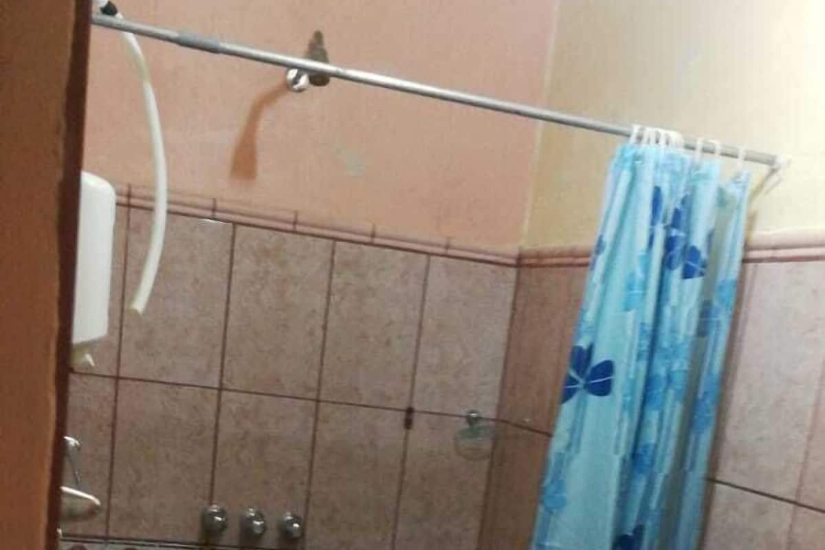 Ein kleines Badezimmer mit Dusche, Toilette und Handtuchhalter.
