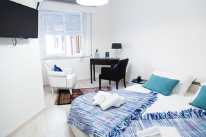 2 habitaciones, escritorio, tabla de planchar con plancha y wifi
