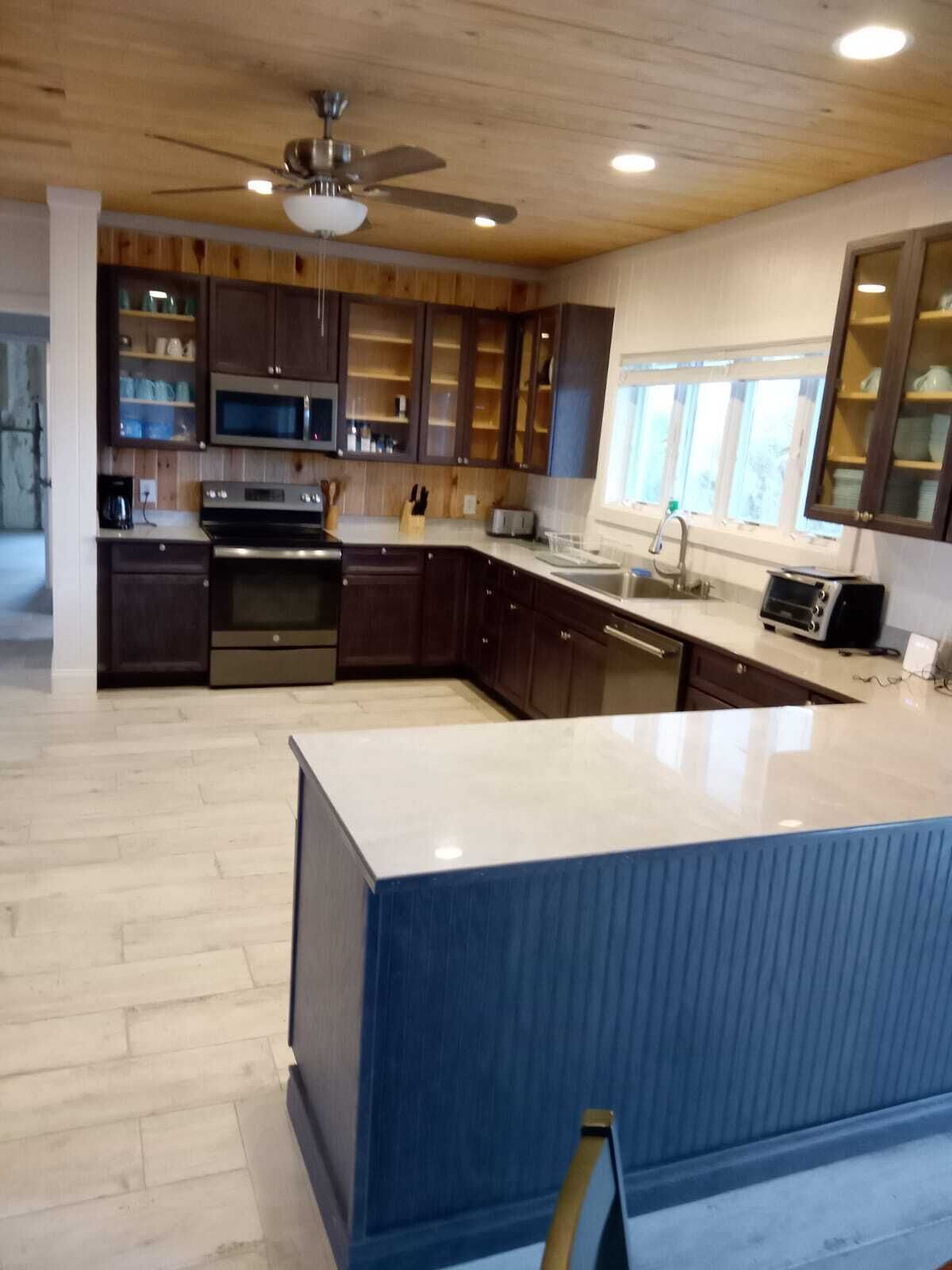 Coffee/tea maker, fridge, microwave, oven