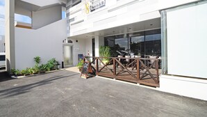 Een modern gebouw met een bord waarop 'Lemon & Garlic Restaurant' en 'Sour & B' staat.