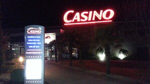 Et casinoskilt med en oversigt over faciliteter, herunder spillemaskiner, lounge, restauranter, barer og selve casinoet.
