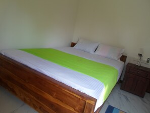 Escritorio, sistema de insonorización, wifi gratis y ropa de cama