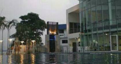 Luxury apartment with sky lounge on Chaopraya river view&Bangkok panorama view.