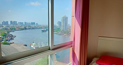 Luxury apartment with sky lounge on Chaopraya river view&Bangkok panorama view.