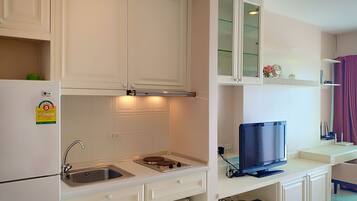 Microwave, cookware/dishes/utensils