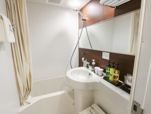 Desk, blackout curtains, free WiFi, bed sheets - HOTEL LiVEMAX AKIHABARAKITA (Tokyo)