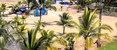Ubicación cercana a la playa y tumbonas