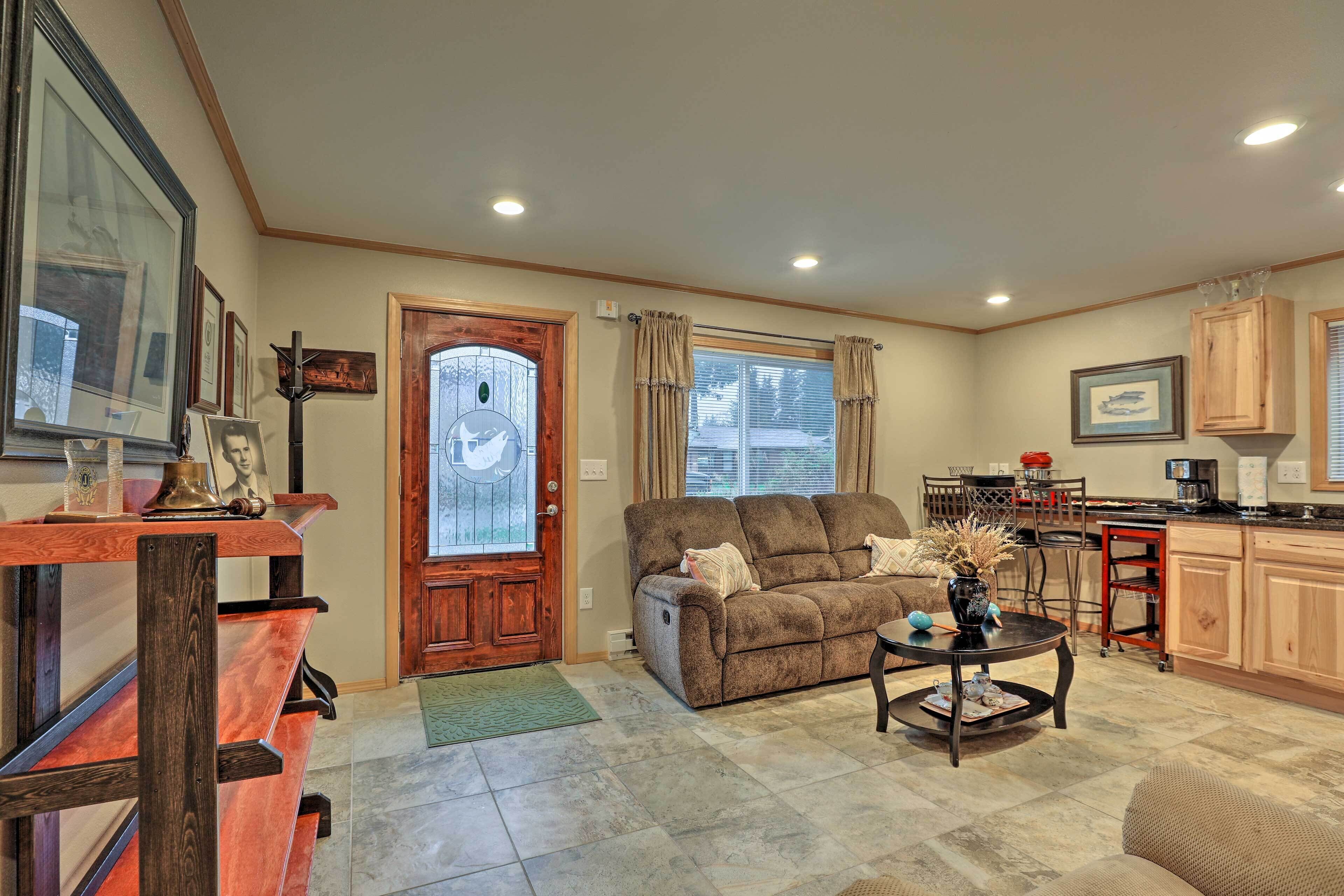 Quaint Juneau Apt W/ Scenic Mountain Surroundings! - Juneau, AK