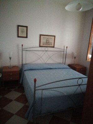 2 bedrooms, iron/ironing board, bed sheets