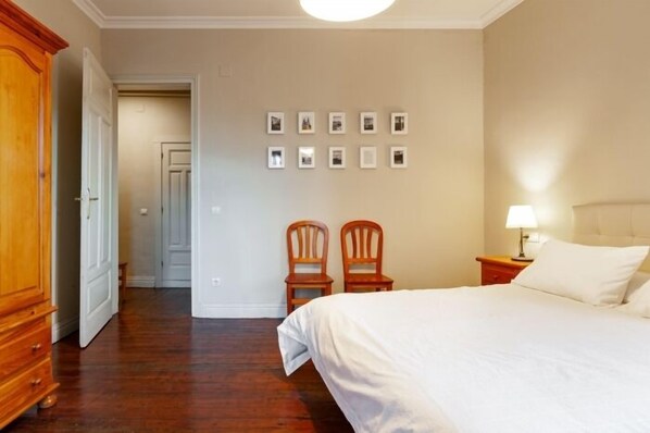 3 bedrooms, iron/ironing board, internet