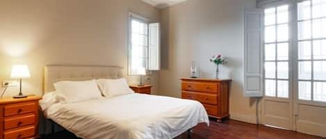 3 bedrooms, iron/ironing board, Internet