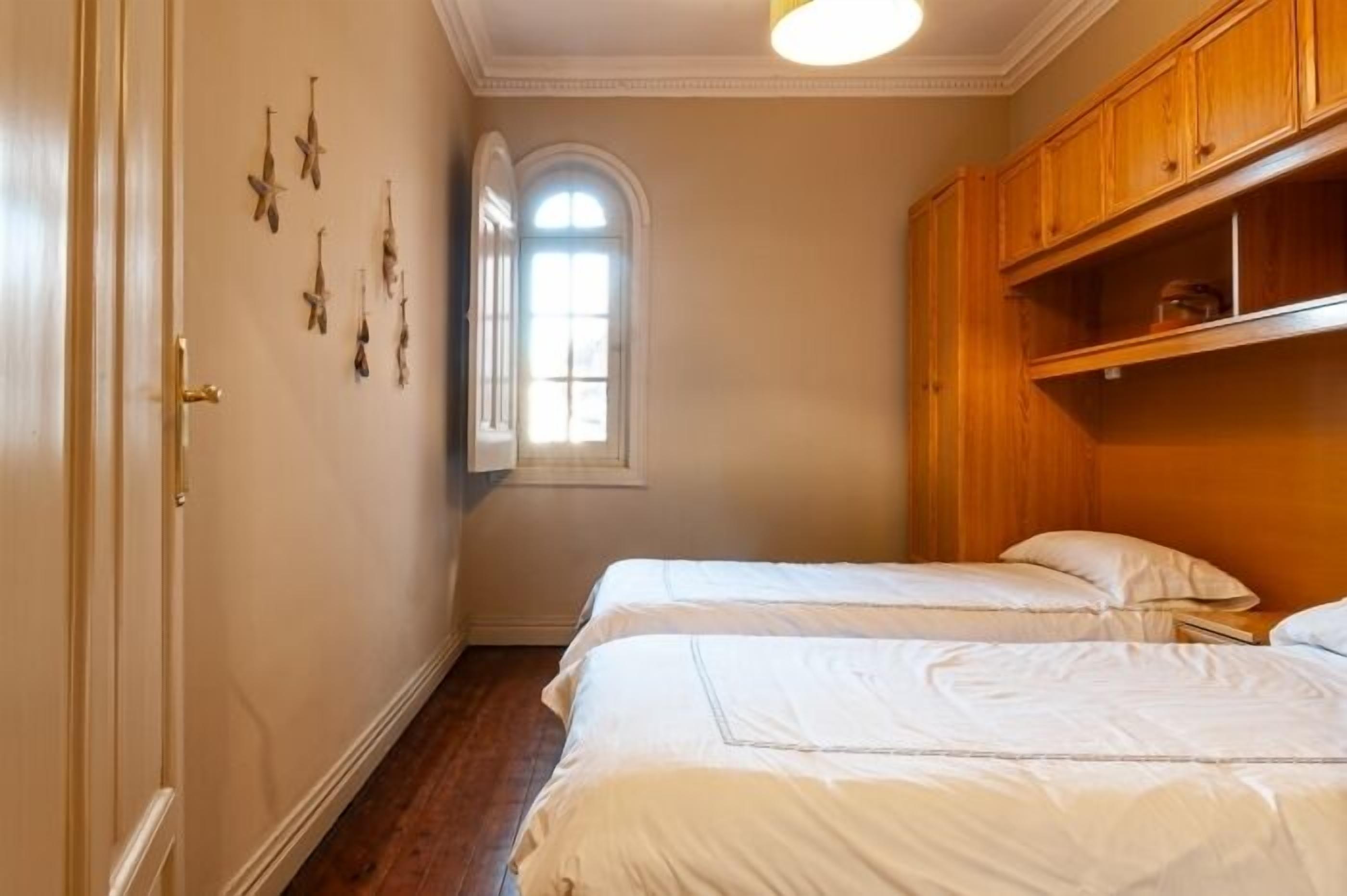 3 habitaciones, tabla de planchar con plancha y internet 