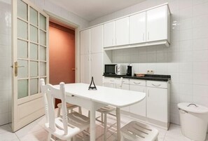 Coffee/tea maker, fridge, microwave, oven