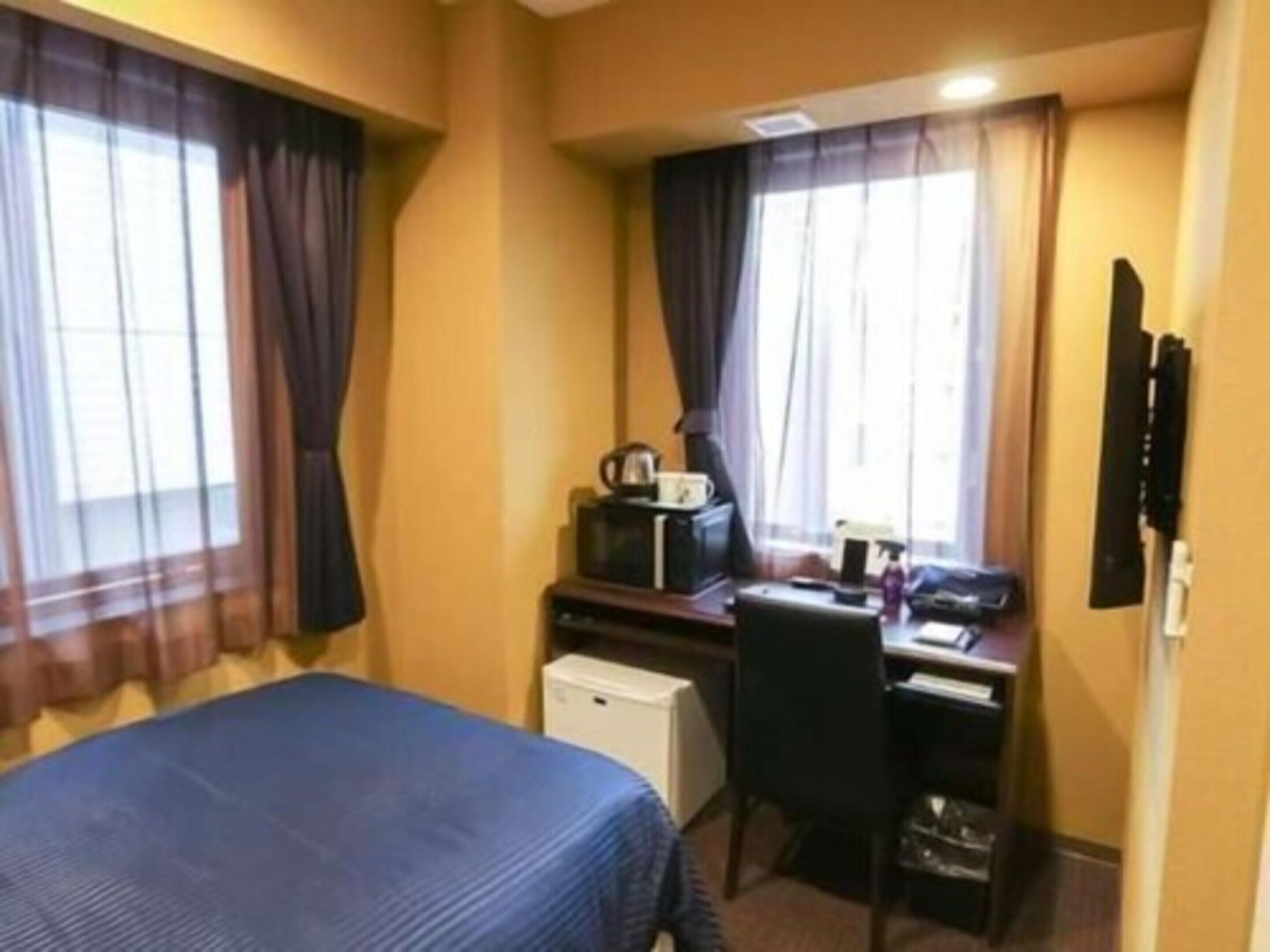 1 bedroom, individually decorated, desk, laptop workspace