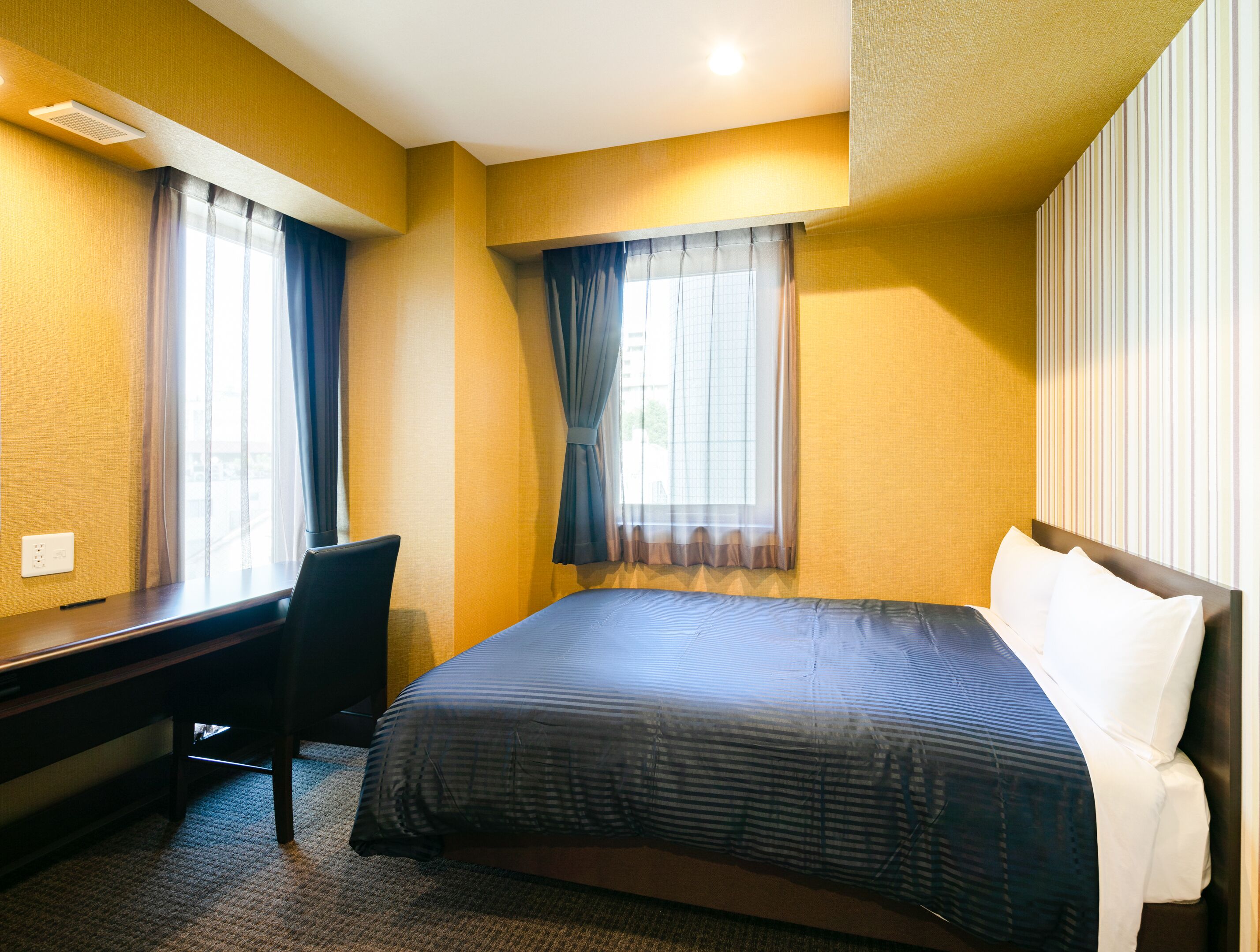 1 bedroom, individually decorated, desk, laptop workspace