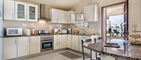 Réfrigérateur, micro-ondes, four, lave-vaisselle