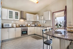 Fridge, microwave, oven, dishwasher - Isabel - Charming villa in Galé (Galé)