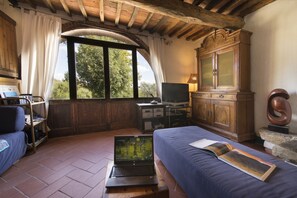 2 chambres, coffres-forts dans les chambres, bureau