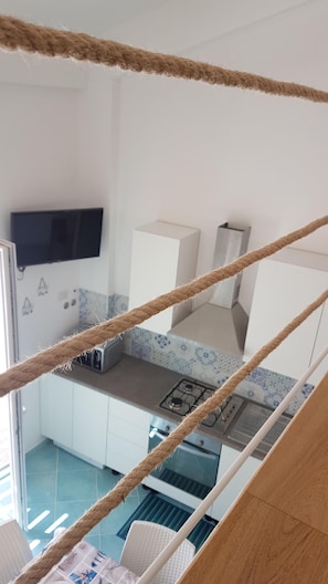 ثلاجة، ميكروويف، فرن، موقد طهي مسطح