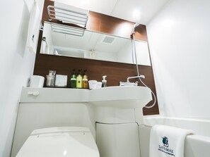 Combined shower/tub, deep soaking tub, free toiletries, hair dryer - Hotel Livemax Tokyoshintomicho (Tokyo)