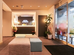 Lobby sitting area - Hotel Livemax Tokyoshintomicho (Tokyo)