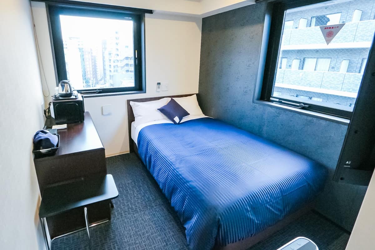 Desk, laptop workspace, WiFi (free), bed sheets