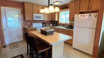 Jääkaappi, mikroaaltouuni, uuni, liesi