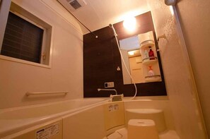 独立别墅 (Private Vacation) | 浴室 | 独立的浴缸和淋浴、深泡浴缸、免费洗浴用品、吹风机