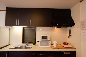 Maison (Private Vacation) | Coin cuisine privé | Réfrigérateur, micro-ondes, plaque de cuisson, bouilloire électrique