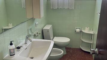 Serviettes fournies, papier toilette