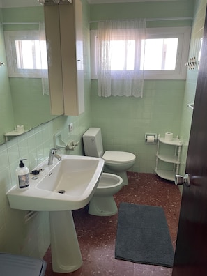 Serviettes fournies, papier toilette