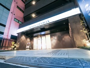 A hotel entrance with a sign reading "HOTEL LIVEMAX". - HOTEL LiVEMAX Akabane-Ekimae (Tokyo)