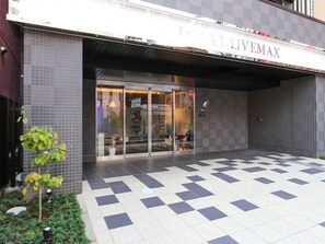 A hotel entrance with a checkered tile floor and a glass door. - HOTEL LiVEMAX Akabane-Ekimae (Tokyo)