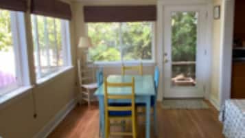 3 slaapkamers, een strijkplank/strijkijzer, gratis wifi, beddengoed