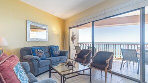 Smart-TV, Kamin, DVD-Player, Bücher