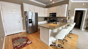 冰箱、微波炉、烤箱、炉灶