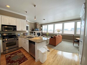 Réfrigérateur, four à micro-ondes, un four, surface de cuisson