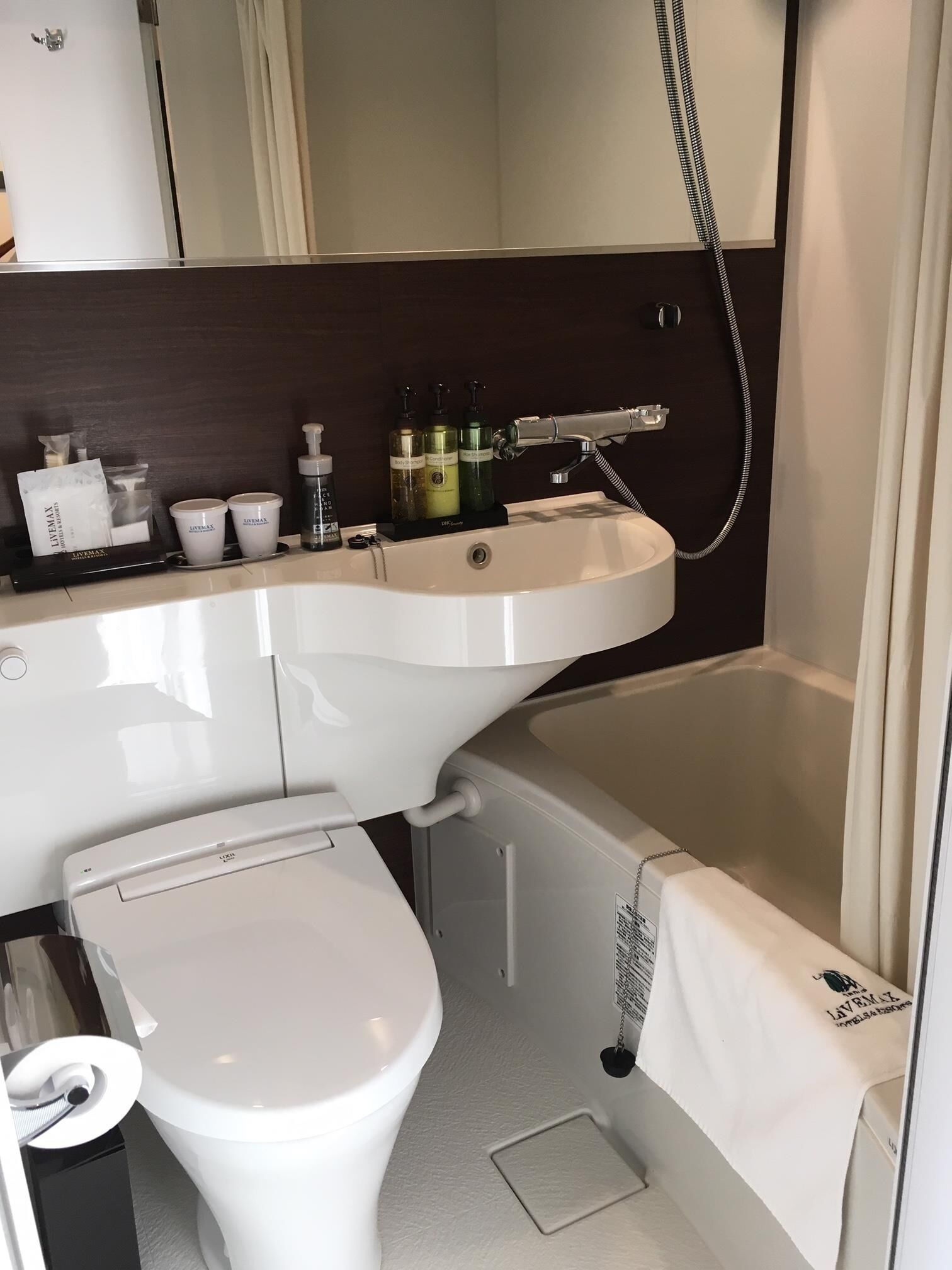 Duschwanne, kostenlose Toilettenartikel, Haartrockner, Hausschuhe