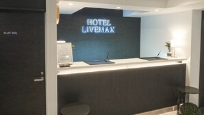 A hotel reception desk with a sign reading "HOTEL LIVEMAX". - HOTEL LiVEMAX Tokyo-Otsuka Ekimae (Tokyo)